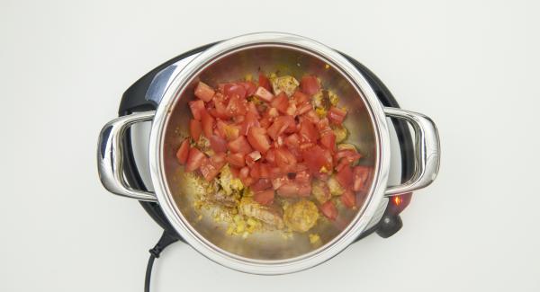 Cuando el Avisador emita un pitido al llegar a la ventana de “chuleta”,  dar la vuelta a la carne y añadir la cebolla, la pasta de jengibre, las especias, los tomates cortados y sazonar. Tapar con la Tapa Rápida.