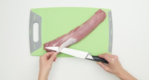Limpiar la carne y cortar 8 trozos.