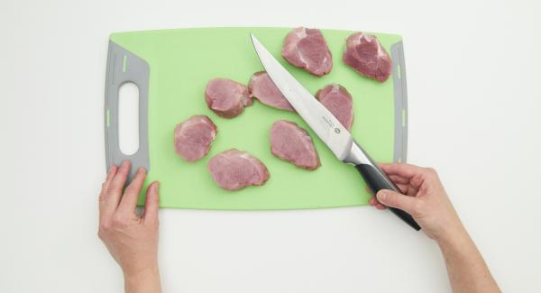 Limpiar la carne y cortar 8 trozos.
