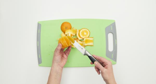 Pelar el plátano, la naranja y cortarlos en rodajas o en dados. Lavar y cortar bien las fresas, las uvas y las manzanas.