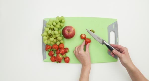 Pelar el plátano, la naranja y cortarlos en rodajas o en dados. Lavar y cortar bien las fresas, las uvas y las manzanas.