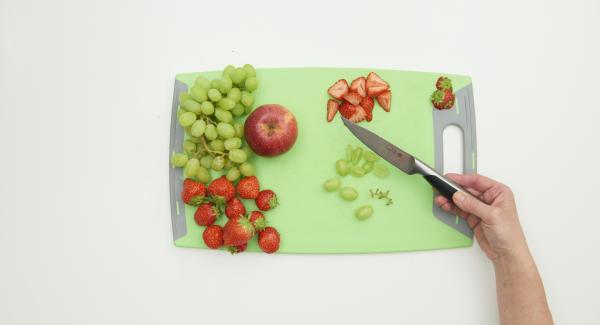 Pelar el plátano, la naranja y cortarlos en rodajas o en dados. Lavar y cortar bien las fresas, las uvas y las manzanas.