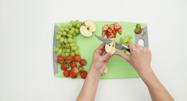 Pelar el plátano, la naranja y cortarlos en rodajas o en dados. Lavar y cortar bien las fresas, las uvas y las manzanas.