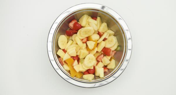 Introducir toda la fruta en el Combi Bowl de 24cm.
