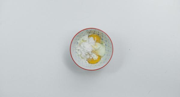 Separar las claras y las yemas. Batir las yemas de huevo con la crema de queso, el azúcar de vainilla y la maicena. Montar la clara de huevo con 1 pizca de sal hasta que esté a punto de nieve, añadiendo azúcar poco a poco.