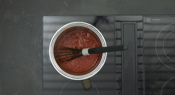 Cuando el Avisador emita un pitido al llegar a la ventana de “zanahoria”, bajar la temperatura. Agregar el queso gorgonzola, el parmesano, la nata y cocinar a fuego lento revolviendo de vez en cuando, hasta obtener una salsa suave y cremosa.