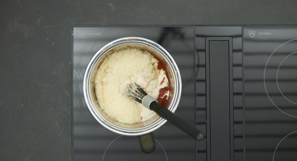 Cuando el Avisador emita un pitido al llegar a la ventana de “zanahoria”, bajar la temperatura. Agregar el queso gorgonzola, el parmesano, la nata y cocinar a fuego lento revolviendo de vez en cuando, hasta obtener una salsa suave y cremosa.