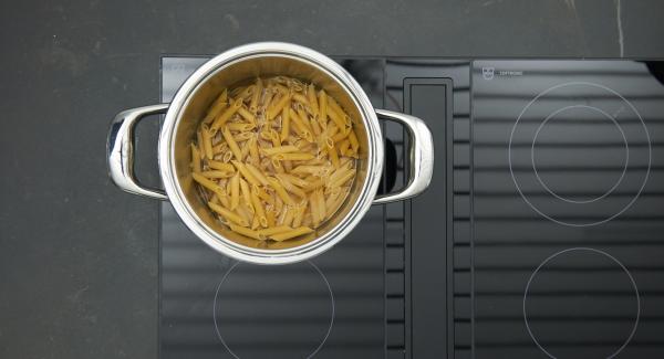 En una olla, mezclar la pasta con el caldo y cerrar con la Tapa Rápida. Colocar la olla en el fuego a temperatura máxima. Encender el Avisador, introducir 1 minuto de tiempo de cocción, colocarlo en el pomo y girar hasta que se muestre el símblo de “soft”.