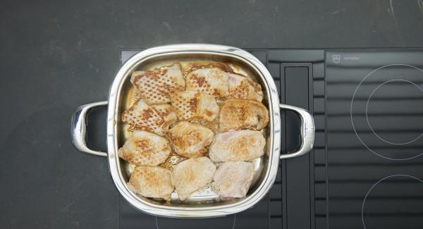 Girar las chuletas y asarlas de nuevo hasta alcanzar la temperatura de 90º con la ayuda del Avisador. Deshojar el perejil y picar finamente.