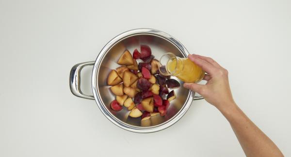 Limpiar las frutas y cortarlas en trozos. En la olla mezclar el zumo, la canela y azúcar al gusto.