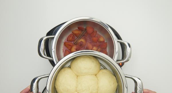 Una vez finalizado el tiempo de cocción, retirar el Accesorio Súper-Vapor y servir los Dumplings con la compota de frutas caliente.