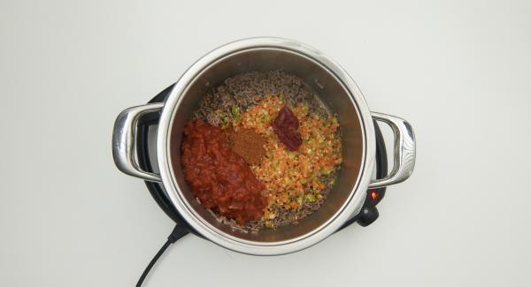 Añadir la mezcla de verduras cortadas, AMC Intenso, los tomates pelados y la salsa de tomate. Añadir también el caldo de carne y las alubias rojas secas.
