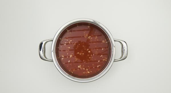 Retirar la piel del chorizo y cortar en trozos pequeños. Introducirlo en una olla junto con el agua y el resto de ingredientes. Mezclar y colocar la Tapa Rápida y cerrar.