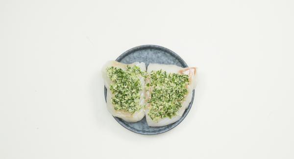 Extender la mezcla de cilantro sobre los filetes de pescado. Introducir los filetes en dentro de una bolsa de vacío resistente al calor y envasar el pescado al vacío. Dejar marinar en la nevera durante 1 hora aproximadamente.