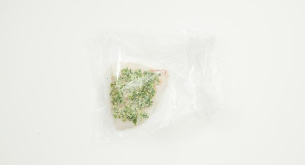 Extender la mezcla de cilantro sobre los filetes de pescado. Introducir los filetes en dentro de una bolsa de vacío resistente al calor y envasar el pescado al vacío. Dejar marinar en la nevera durante 1 hora aproximadamente.