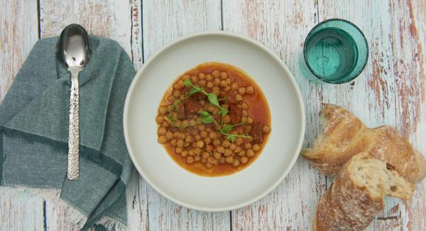 Cuando el Audiotherm Plus emita un pitido al finalizar el tiempo de cocción, colocar la Tapa Rápida sobre una tapa invertida o sobre una superficie resistente al calor y dejar despresurizar. Sazonar al gusto y servir.