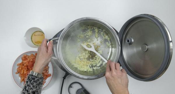 Cuando el Avisador emita un pitido al llegar a la ventana de “chuleta”, bajar temperatura de Navigenio (nivel 2) destapar y sofreír la cebolla. Añadir el tomate, el caldo de verduras y añadir los pimientos.