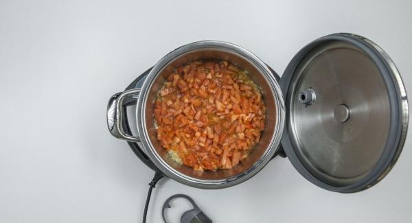 Cuando el Avisador emita un pitido al llegar a la ventana de “chuleta”, bajar temperatura de Navigenio (nivel 2) destapar y sofreír la cebolla. Añadir el tomate, el caldo de verduras y añadir los pimientos.