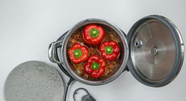 Cuando el Avisador emita un pitido al llegar a la ventana de “chuleta”, bajar temperatura de Navigenio (nivel 2) destapar y sofreír la cebolla. Añadir el tomate, el caldo de verduras y añadir los pimientos.