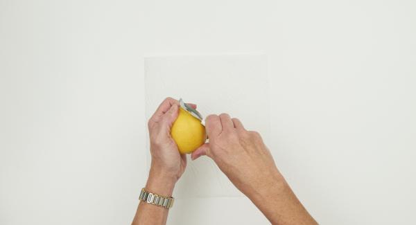 Lavar el limón, secar, pelar la cáscara amarilla en tiras finas y secar en papel de cocina durante 24 horas.
