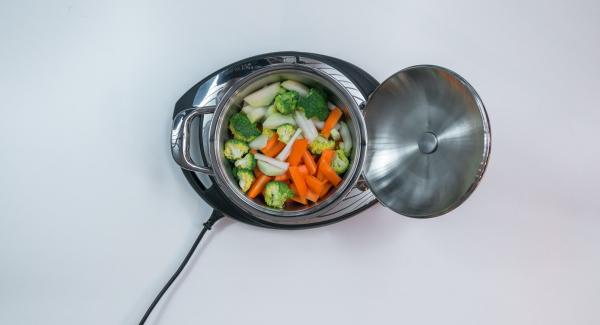 Introducir las verduras sin escurrir en la olla. Colocar la olla en el Navigenio y seleccionar la función "A", encender el Avisador (Audiotherm), introducir aproximadamente 8 minutos de tiempo de cocción. Colocarlo en el pomo (Visiotherm) y girar hasta que aparezca el símbolo de “zanahoria”.