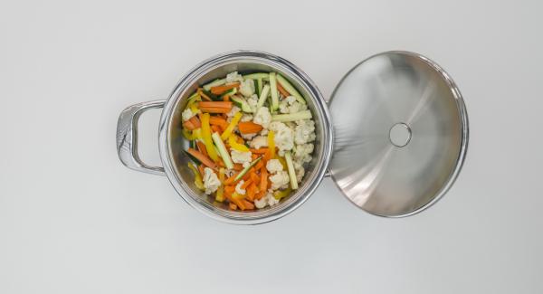 Mezclar las verduras y ponerlas en una olla. Colocar la olla en el Navigenio y seleccionar la función "A". Introducir 15 minutos de tiempo de cocción en el Avisador (Audiotherm) y girar hasta que aparezca el símbolo de “zanahoria”.