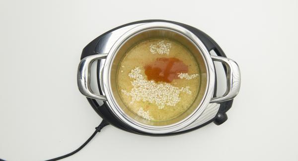 En una olla, mezclar el arroz con el caldo de verduras y el azafrán,  tapar con la Tapa Rápida. Colocar la olla en Navigenio a temperatura baja, seleccionar la función "A", introducir el ajuste de tiempo "P" en el Avisador. Colocarlo en el pomo girar hasta que aparezca el símbolo de “soft” . Al finalizar el tiempo de cocción dejar despresurizar.