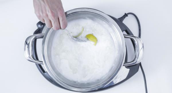 En una olla, introducir la leche de coco, el arroz, el agua, la piel de lima y el mango en el caso de que esté congelado, si el mango es fresco, añadir más adelante. Mezclar un poco.