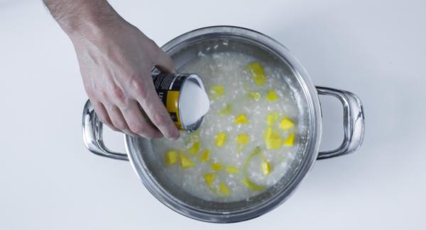 Retirar la tapa, añadir el azúcar, el mango fresco y un poco de leche de coco si es necesario. Dejar reposar y servir.