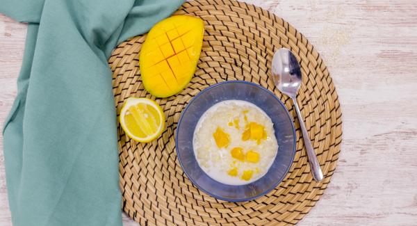 Retirar la tapa, añadir el azúcar, el mango fresco y un poco de leche de coco si es necesario. Dejar reposar y servir.