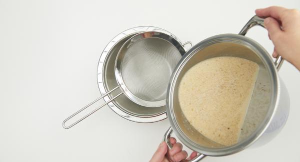 Al finalizar el tiempo de cocción, colar la sopa y batir con un batidor. Colocar los panecillos de pescado en platos soperos y adornar con ramitas de cilantro.