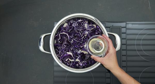 En una olla, mezclar la col lombarda con el vinagre,añadir la cebolla y el ajo. Condimentar, incorporar la canela, el anís y los clavos sobre las hojas de laurel.