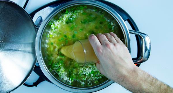 Cuando el Avisador Plus emita un pitido, añadir los puerros, las chalotas picadas y un poco de aceite. Añadir el arroz y sofreír brevemente. Añadir el vino, dejar evaporar un poco. Añadir el caldo, los espárragos sin las puntas y remover.