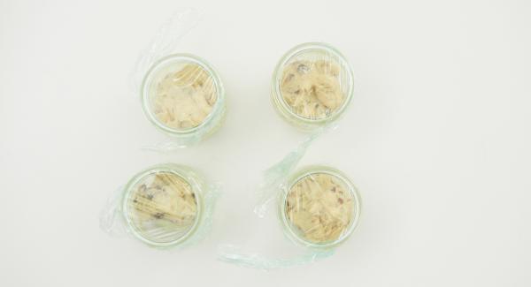 Engrasar los recipientes con un poco de mantequilla y rellenar con la mezcla. Cubrir con un poco de film transparente y colocar en la Softiera.