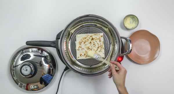 Dar la vuelta y asar por el otro lado durante un minuto aprox. Pintar los lados con un poco de mantequilla al gusto.