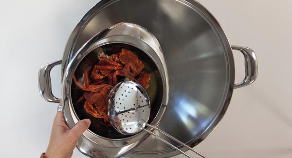 Cuando el Avisador emita un pitido al llegar a la  ventana de "chuleta", destapar, añadir las nécoras cortadas por la mitad y saltear con un poco de aceite. Tapar, esperar 1min aprox y retirar las nécoras. Reservar en un plato.