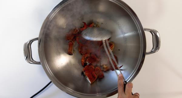 Cuando el Avisador emita un pitido al llegar a la  ventana de "chuleta", destapar, añadir las nécoras cortadas por la mitad y saltear con un poco de aceite. Tapar, esperar 1min aprox y retirar las nécoras. Reservar en un plato.