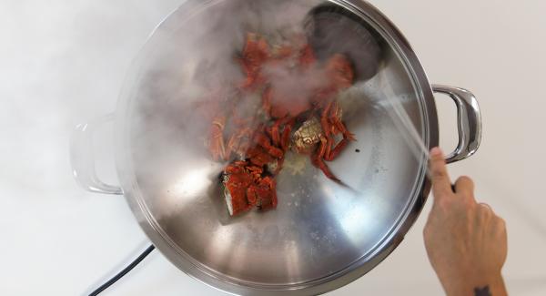 Cuando el Avisador emita un pitido al llegar a la  ventana de "chuleta", destapar, añadir las nécoras cortadas por la mitad y saltear con un poco de aceite. Tapar, esperar 1min aprox y retirar las nécoras. Reservar en un plato.