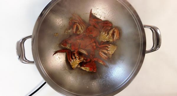 Cuando el Avisador emita un pitido al llegar a la  ventana de "chuleta", destapar, añadir las nécoras cortadas por la mitad y saltear con un poco de aceite. Tapar, esperar 1min aprox y retirar las nécoras. Reservar en un plato.