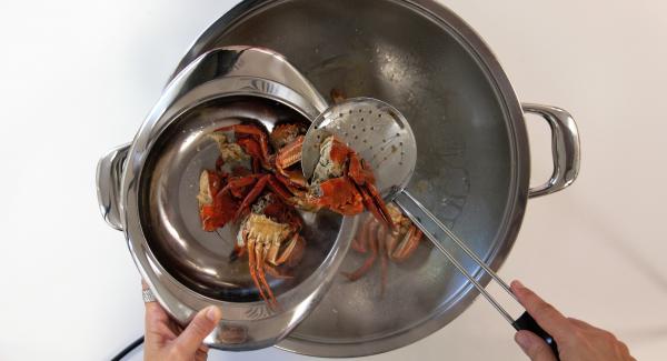 Cuando el Avisador emita un pitido al llegar a la  ventana de "chuleta", destapar, añadir las nécoras cortadas por la mitad y saltear con un poco de aceite. Tapar, esperar 1min aprox y retirar las nécoras. Reservar en un plato.