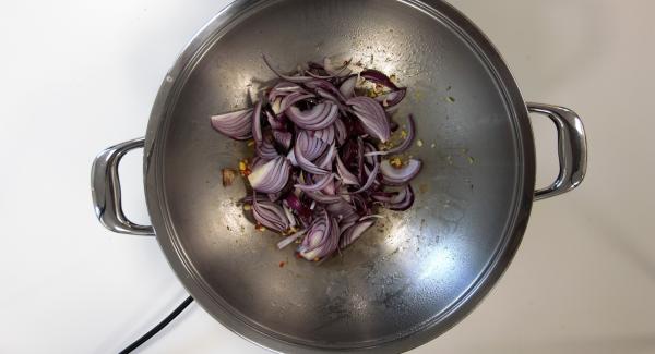 Añadir la mezcla de ajo picados, la cebolla cortada y saltear ligeramente. Añadir las nécoras, la salsa de tomate y saltear. Añadir el caldo de pescado, remover y tapar.