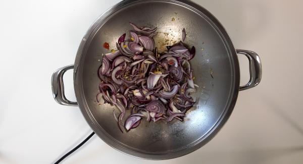 Añadir la mezcla de ajo picados, la cebolla cortada y saltear ligeramente. Añadir las nécoras, la salsa de tomate y saltear. Añadir el caldo de pescado, remover y tapar.