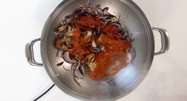 Añadir la mezcla de ajo picados, la cebolla cortada y saltear ligeramente. Añadir las nécoras, la salsa de tomate y saltear. Añadir el caldo de pescado, remover y tapar.