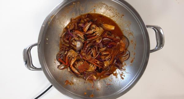 Añadir la mezcla de ajo picados, la cebolla cortada y saltear ligeramente. Añadir las nécoras, la salsa de tomate y saltear. Añadir el caldo de pescado, remover y tapar.