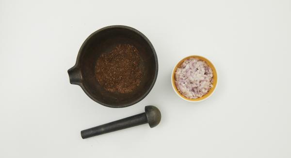 En un mortero, agregar el café en grano, la sal, AMC Cho-Co (o cacao en polvo) y AMC. Pelar y picar finamente las chalotas en Quick Cut.