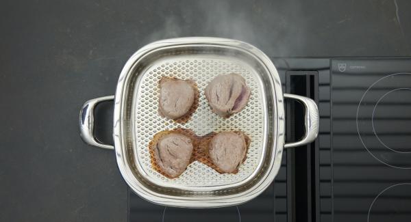 Voltear la carne, espolvorear cada trozo con un poco de la mezcla de especias. Apagar el fuego, colocar la tapar. Asar hasta alcanzar el punto de cocción deseado de la carne. Retirar los filetes, mantener calientes o envolver en papel de aluminio.