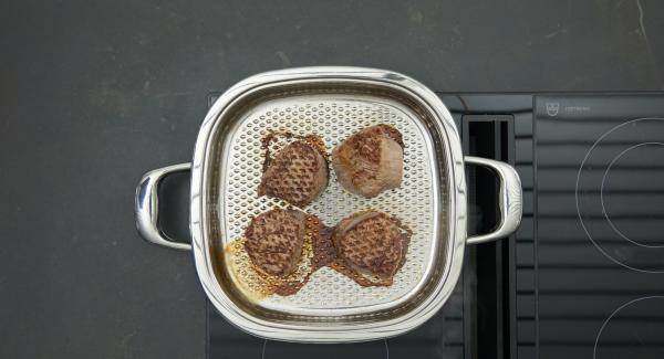 Voltear la carne, espolvorear cada trozo con un poco de la mezcla de especias. Apagar el fuego, colocar la tapar. Asar hasta alcanzar el punto de cocción deseado de la carne. Retirar los filetes, mantener calientes o envolver en papel de aluminio.