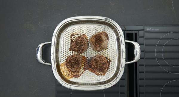 Voltear la carne, espolvorear cada trozo con un poco de la mezcla de especias. Apagar el fuego, colocar la tapar. Asar hasta alcanzar el punto de cocción deseado de la carne. Retirar los filetes, mantener calientes o envolver en papel de aluminio.