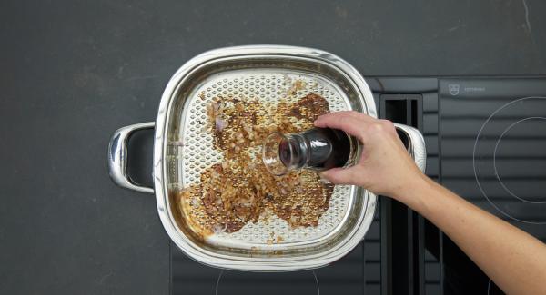 Colocar Arondo en el fuego a temperatura media, colocar las chalotas y dorar ligeramente. Verter el vino de Oporto, desglasar y dejar que hierva. Añadir la nata, dejar que hierva y revolver hasta que la nata espese un poco.