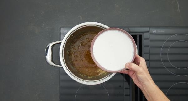 En cuanto el Avisador emita un pitido al llegar a la ventana "chuleta", bajar el fuego y sofreír brevemente. Agregar el agua, la leche de coco y el aceite de sésamo. Llevar a ebullición y dejar hervir a fuego lento durante unos 10 minutos.